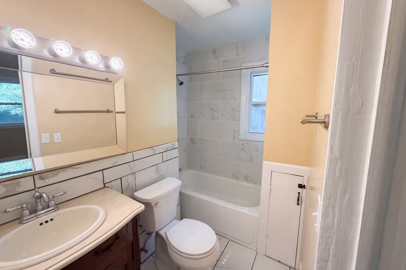Photo 14 of 23 of 602 W 101st St, Kansas City, MO