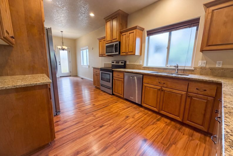 Photo 6 of 19 of 2817 SE Condor Ave, Gresham, OR