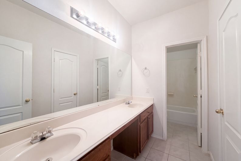 Photo 9 of 27 of 1304 Grapevine Dr, Allen, TX