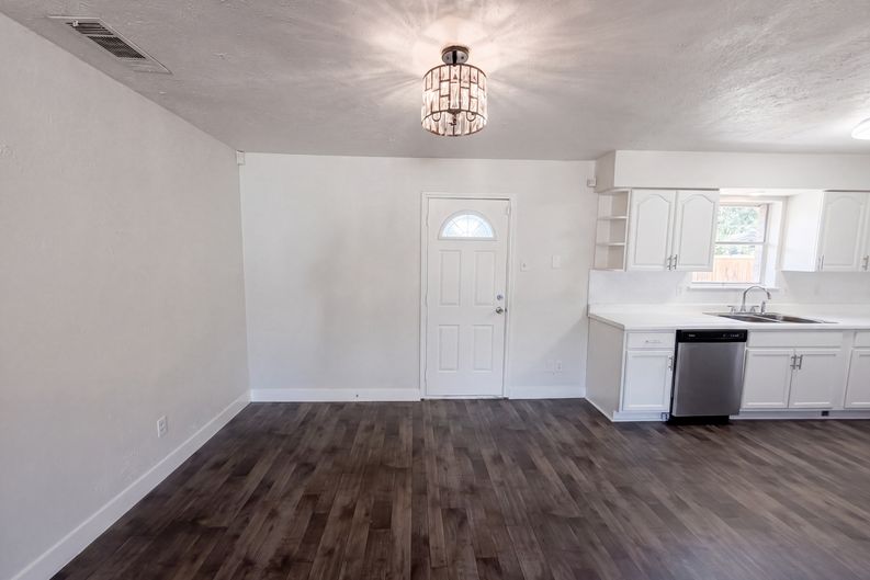 Photo 13 of 23 of 8540 Foxwood Ln, Dallas, TX