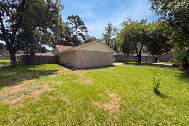 Photo 5 of 19 of 17014 Fid Ct, Crosby, TX