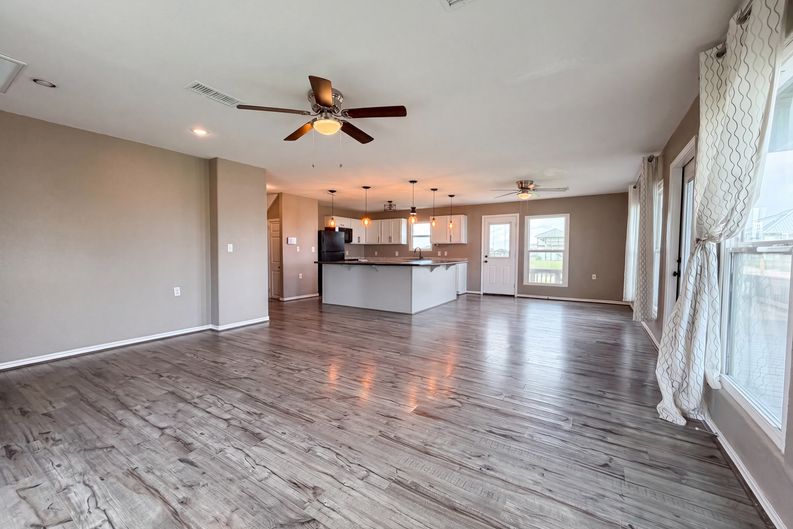 Photo 3 of 19 of 552 Marshall Johnson Ave S, Port Lavaca, TX