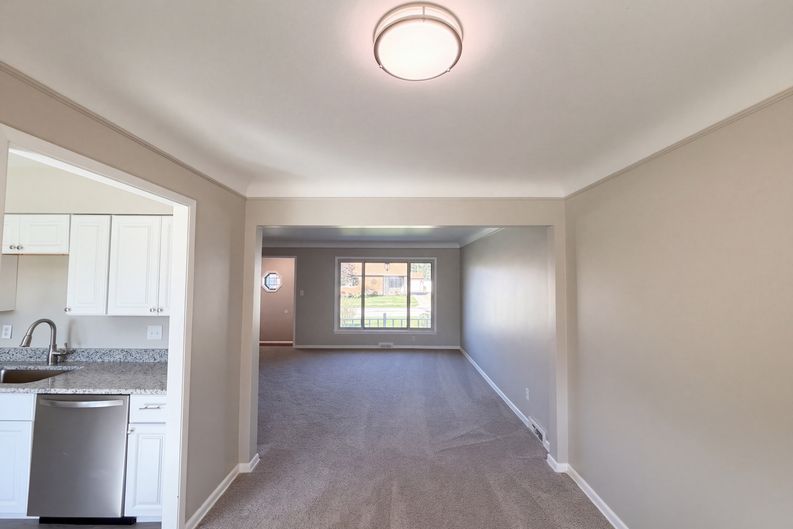 Photo 10 of 28 of 11301 Riveredge Dr, Parma, OH