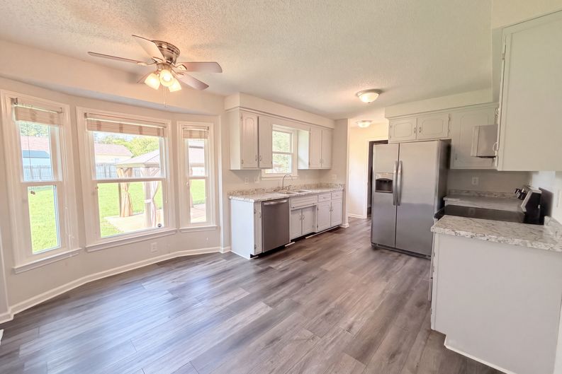Photo 3 of 18 of 1227 Crystal Dr, Clarksville, TN