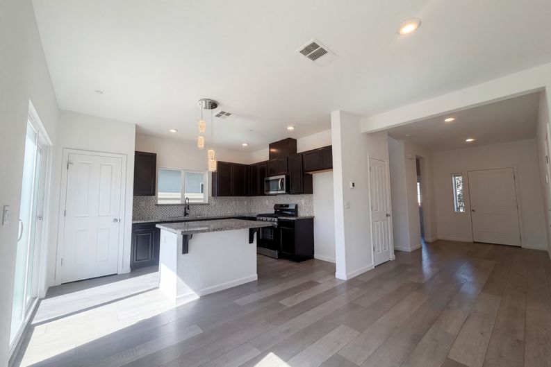 Photo 21 of 46 of 1176 Willow Hill Ave, Sacramento, CA