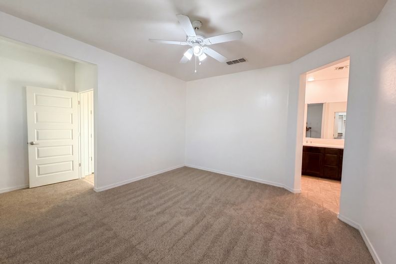 Photo 4 of 23 of 112 E Bernie Ln, Gilbert, AZ