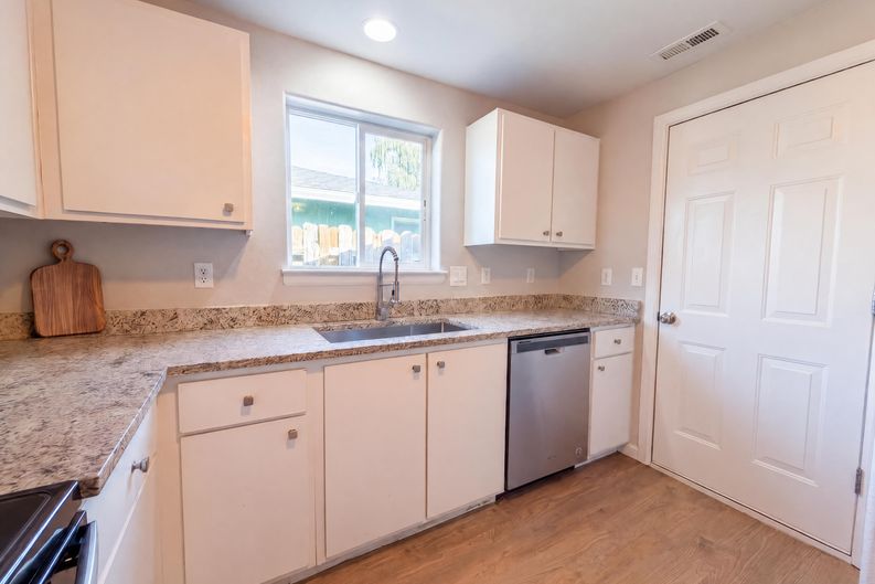 Photo 6 of 17 of 3042 Colleen St NE, Salem, OR