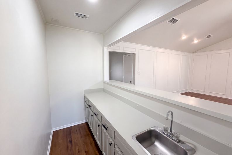 Photo 11 of 27 of 1208 Hillcrest Dr, Euless, TX