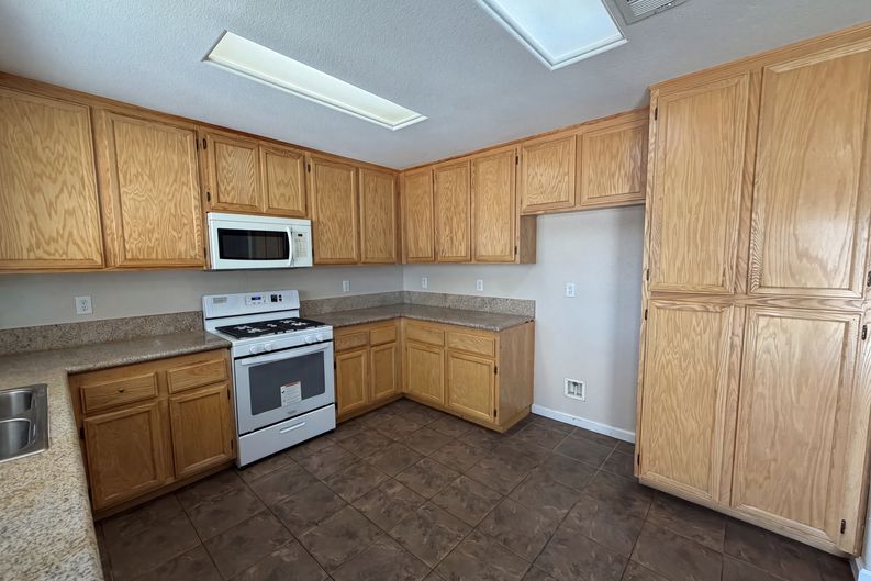 Photo 10 of 36 of 11401 Villa St, Adelanto, CA