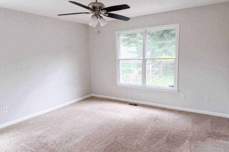 Photo 12 of 22 of 8749 Christopher Ln, Warrenton, VA
