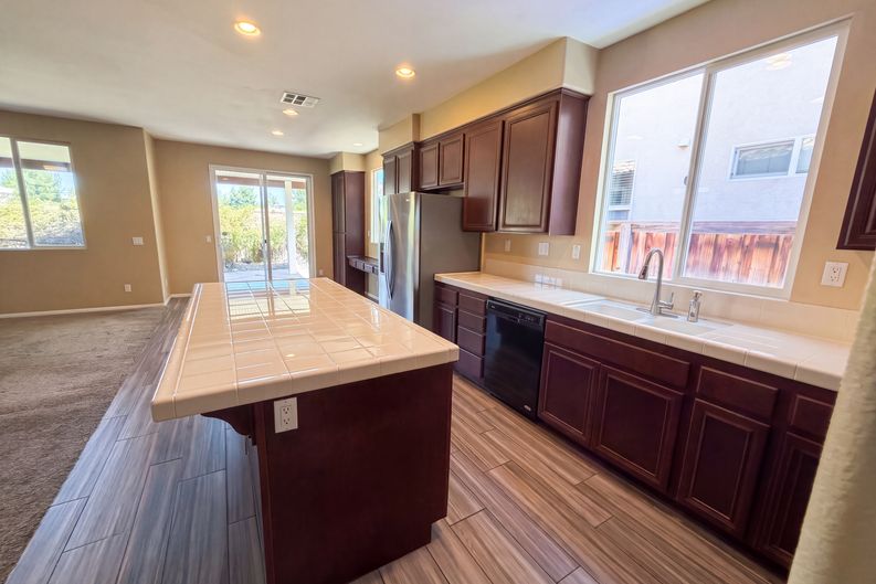 Photo 8 of 24 of 3136 Hibiscus Pt, Hemet, CA