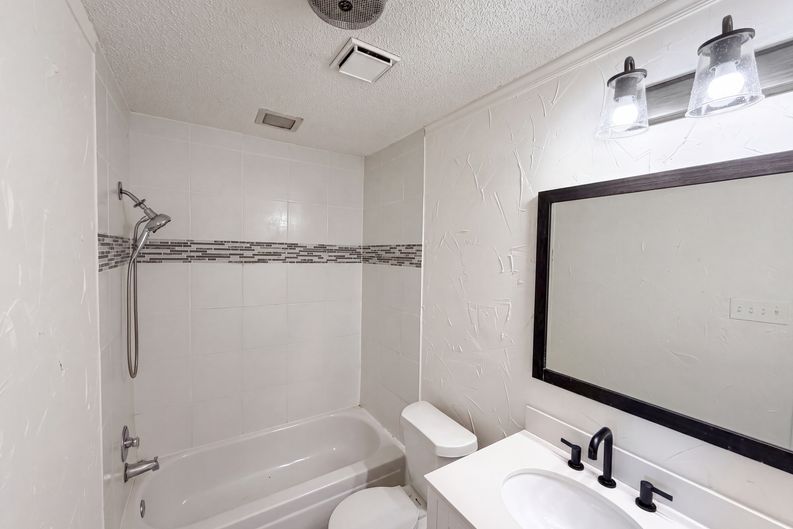 Photo 14 of 19 of 6612 Lakeside Dr, Lake Worth, TX