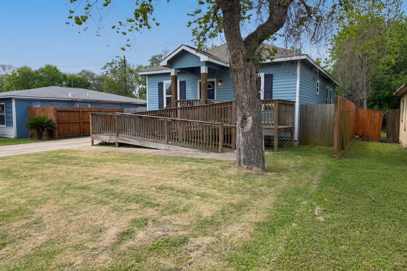 Photo 6 of 17 of 4414 Edward St, Texas City, TX