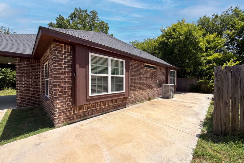 Photo 5 of 19 of 101 Griffin St, Waxahachie, TX