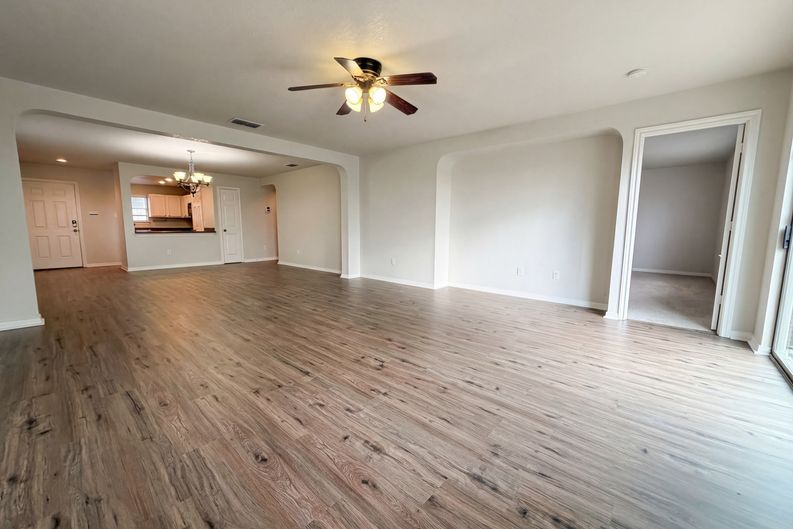Photo 8 of 17 of 5708 Maxfli Dr, Schertz, TX