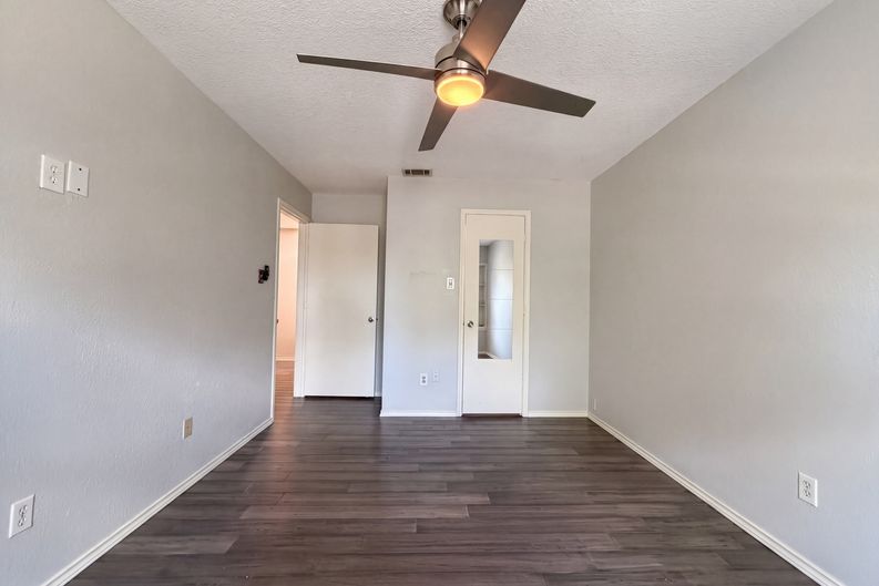 Photo 8 of 19 of 2831 Red Oak Dr, Grand Prairie, TX
