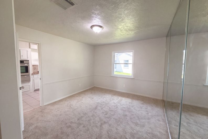 Photo 12 of 19 of 609 Heather Ln, Friendswood, TX