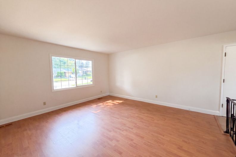 Photo 8 of 27 of 12132 Jerries Ln, Florissant, MO