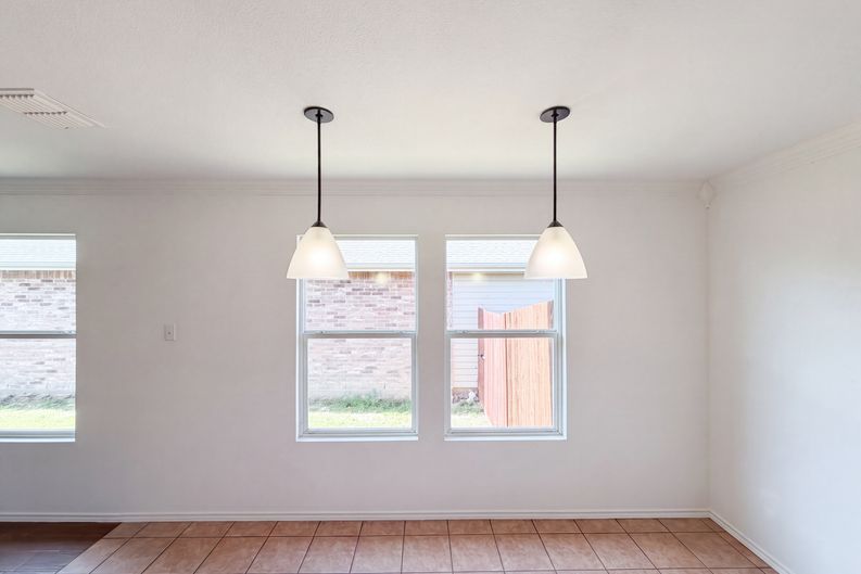 Photo 8 of 18 of 6200 St James Pl, Denton, TX