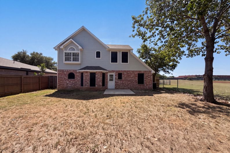 Photo 5 of 20 of 6604 N Chesterfield Dr, Fort Worth, TX
