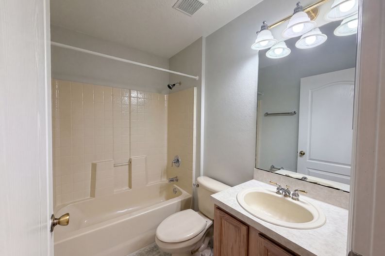 Photo 10 of 20 of 1360 Wildberry Ln, Deltona, FL