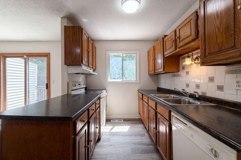 Photo 7 of 21 of 13637 Heather Hills Dr, Burnsville, MN