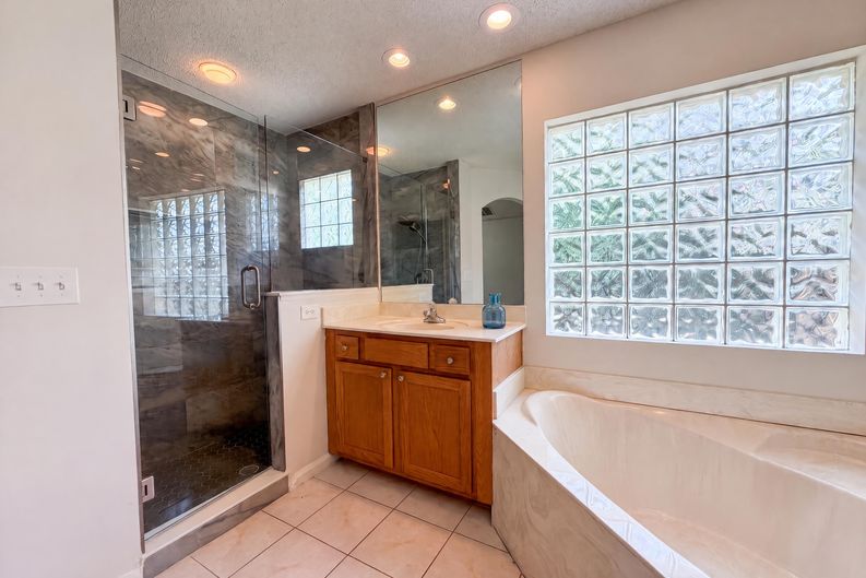 Photo 17 of 23 of 8436 Staplehurst Dr W, Jacksonville, FL