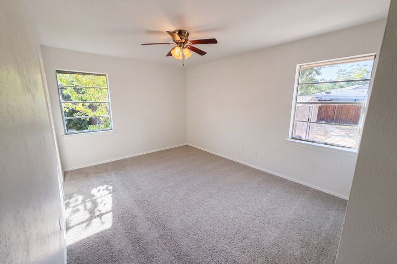 Photo 9 of 23 of 8540 Foxwood Ln, Dallas, TX