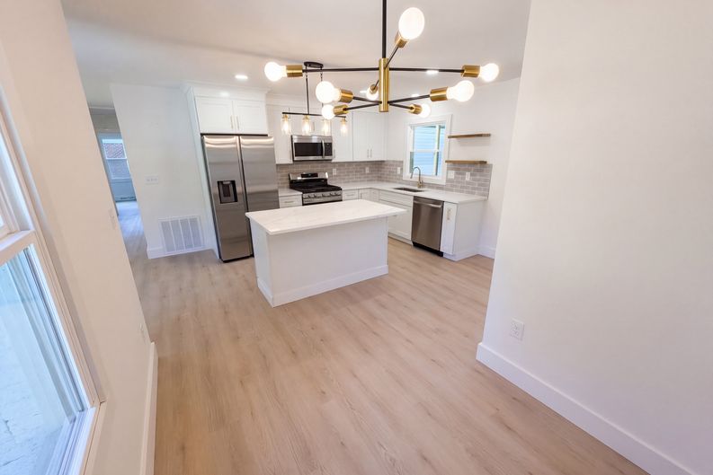 Photo 9 of 23 of 4200 Abbeydale Dr, Charlotte, NC