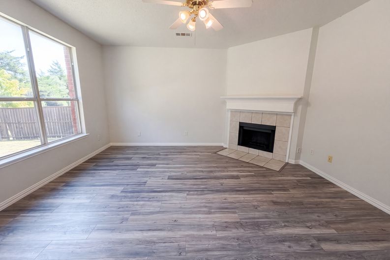 Photo 6 of 20 of 448 N Waterford Oaks Dr, Cedar Hill, TX