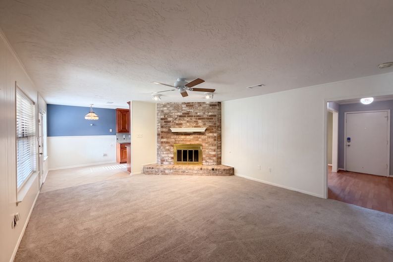 Photo 6 of 29 of 11819 Amblewood Dr, Meadows Place, TX
