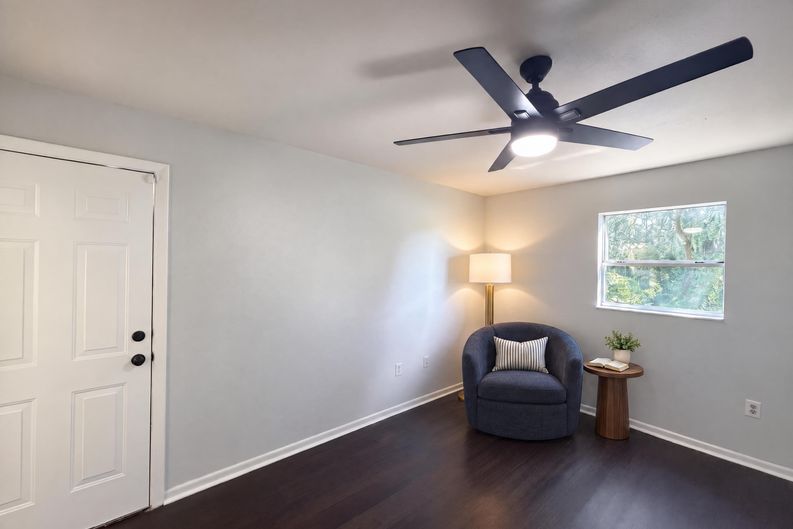 Photo 9 of 20 of 425 W Daughtery Rd, Lakeland, FL