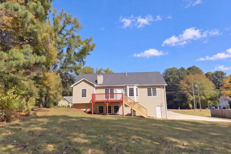 Photo 5 of 26 of 8619 Foxridge Dr, Winston, GA