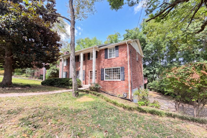 Photo 23 of 27 of 840 Highland Crest Dr, Nashville, TN