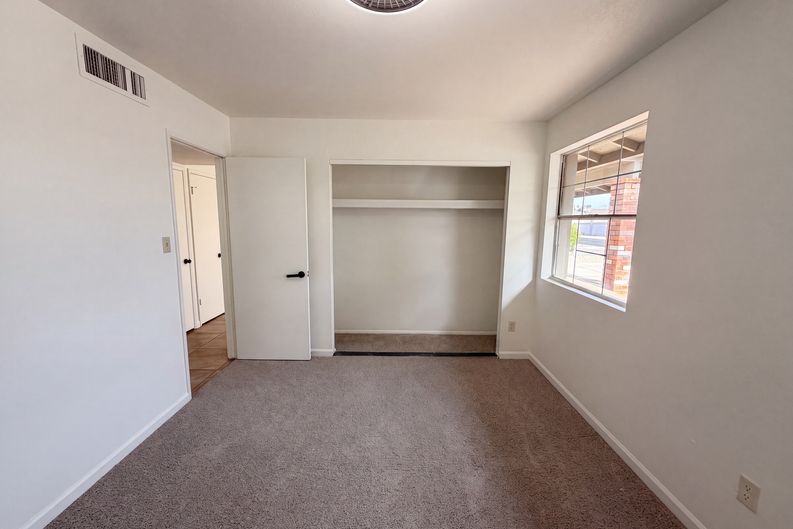 Photo 11 of 26 of 10501 W Loma Ln, Peoria, AZ