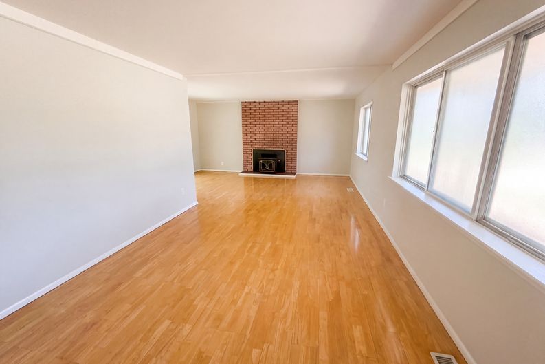 Photo 3 of 16 of 467 Paragon Dr, Troy, MI