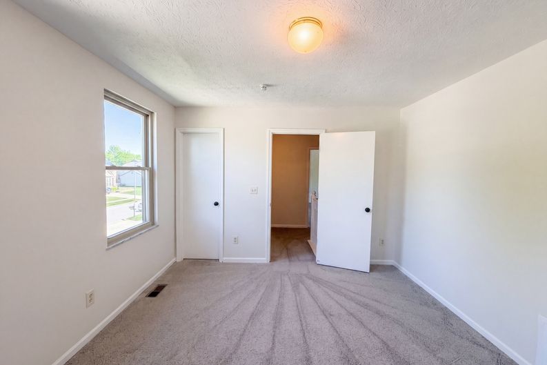 Photo 14 of 29 of 4976 Vicksburg Ln, Hilliard, OH