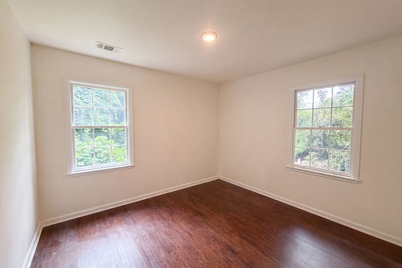 Photo 10 of 18 of 856 Glenway Dr, Atlanta, GA