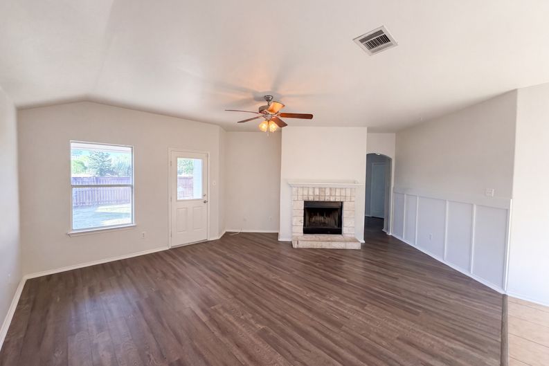 Photo 3 of 19 of 404 Timothy John Dr, Pflugerville, TX