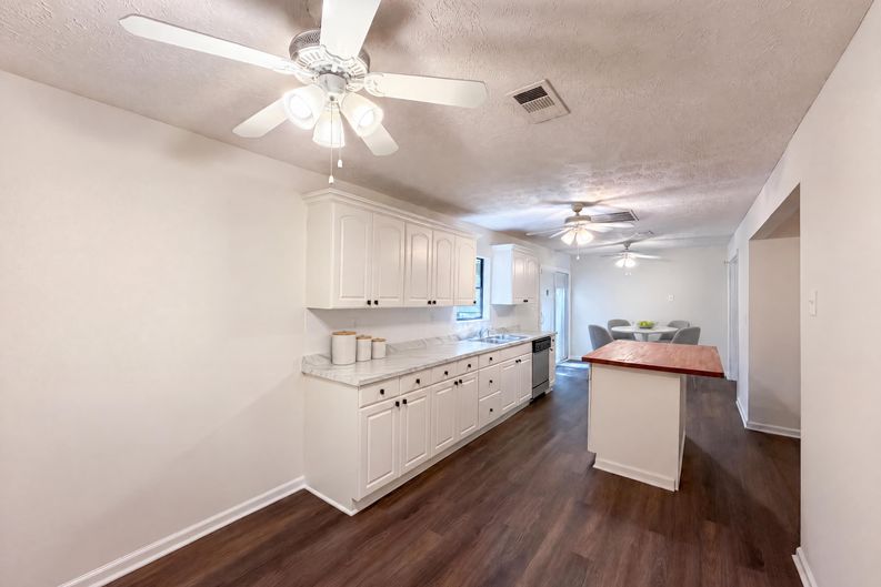 Photo 12 of 25 of 3808 Shane Ct, Ellenwood, GA