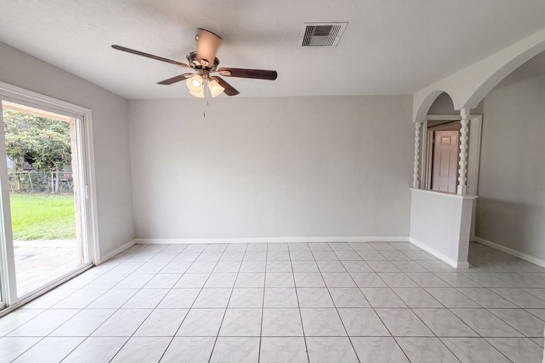 Photo 8 of 18 of 12510 Daventry Ln, Houston, TX