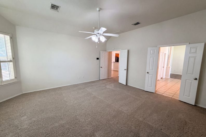 Photo 4 of 24 of 117 Brentwood Dr, Georgetown, TX