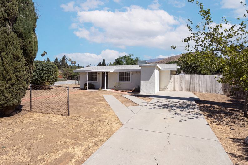 Photo 17 of 21 of 415 E Indian School Ln, Banning, CA