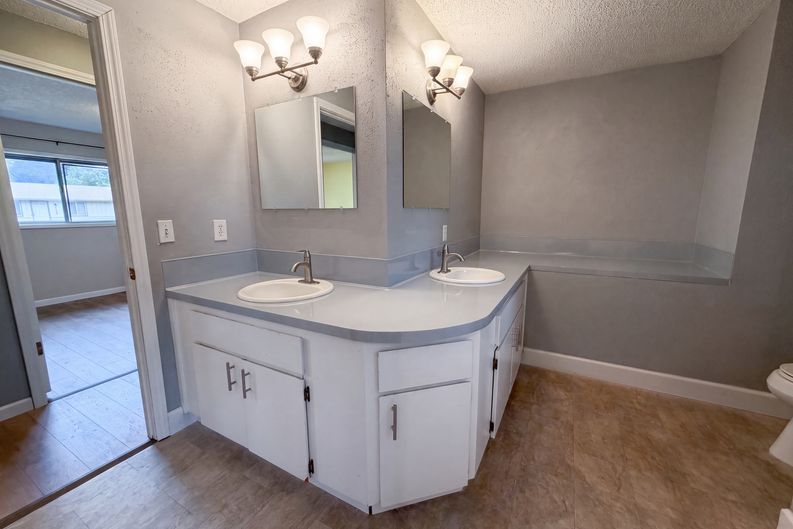 Photo 14 of 22 of 11530 SW Tigard Dr, Portland, OR