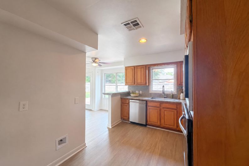 Photo 7 of 29 of 3026 Deal St, Houston, TX
