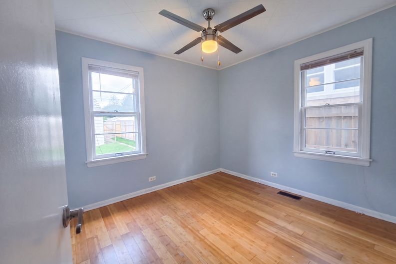 Photo 3 of 20 of 2339 Northgate Ave, Riverside, IL