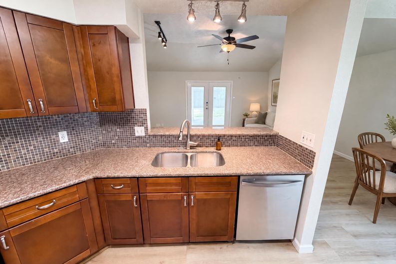 Photo 9 of 20 of 318 Floravista Dr, Webster, TX
