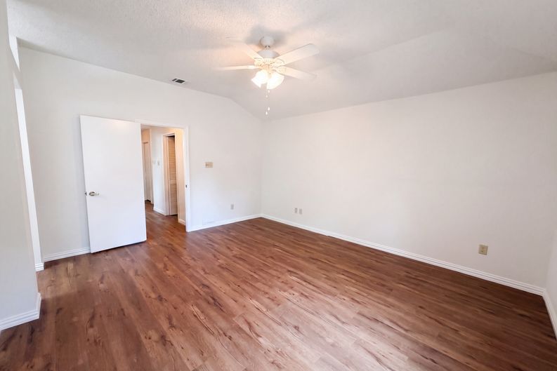 Photo 11 of 20 of 301 Hillside Ct, Garland, TX
