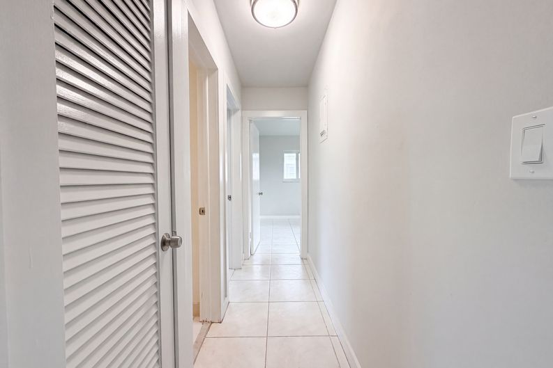 Photo 17 of 25 of 4360 NW 12th Dr, Deerfield Beach, FL