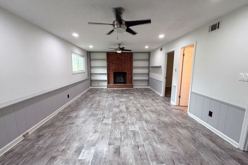 Photo 3 of 27 of 4378 Shady Dr NW, Lilburn, GA